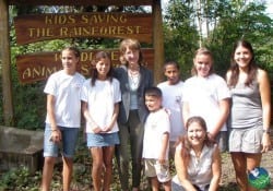 Niños salvando el santuario de vida silvestre del bosque lluvioso